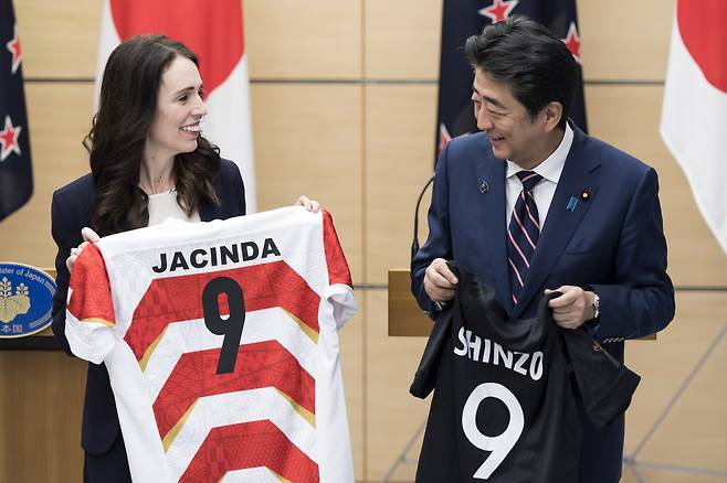 저신다 아던 뉴질랜드 총리(왼쪽)와 아베 신조 일본 총리가 19일(현지시간 ) 회담 후 진행된 기자회견에서 웃음을 보이고 있다. [EPA]