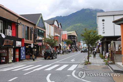 한국의 일본 여행 불매 운동에 한산한 일본 유후인 거리 (유후인[일본 오이타현]=연합뉴스) 김병규 특파원 = 지난 8월 13일 한국의 일본 여행 불매 운동으로 인해 한국인 관광객의 발길이 끊기며 한산해진 온천마을 유후인(湯布院) 거리의 모습. [연합뉴스 자료사진]