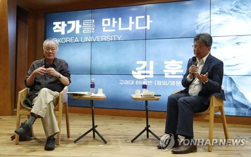 대담하는 김훈-마동훈 (서울=연합뉴스) 이재희 기자 = 작가 김훈(왼쪽)이 19일 오후 서울 성북구 고려대 CCL에서 열린 '작가를 만나다' 행사에서 '디지털 시대, 연필로 쓰기'라는 주제로 강연 중 마동훈 고려대 미디어학부 교수와 대화를 나누고 있다. 2019.9.19 scape@yna.co.kr