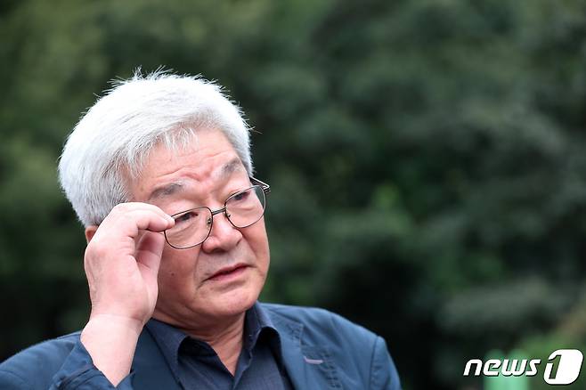 개구리소년 실종 암매장 사건은 희생자 우철원(당시 13세)군의 아버지 우종우(70)씨가 20일 오후 대구 달서구 와룡산 세방골 개구리소년 유골 발견 현장 앞에서 뉴스1과 인터뷰 도중 북받쳐 오르는 감정을 추스르며 잠시 말을 잇지 못하고 있다. 2019.9.20/뉴스1 © News1 공정식 기자