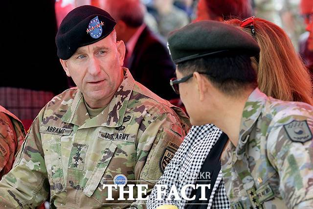 로버트 에이브럼스 주한미군사령관(왼쪽)