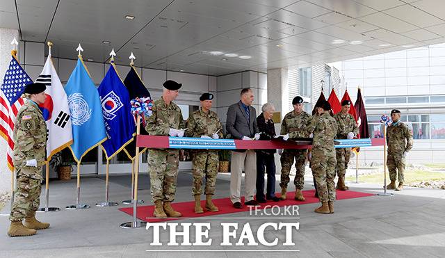 테이프 커팅식과 함께