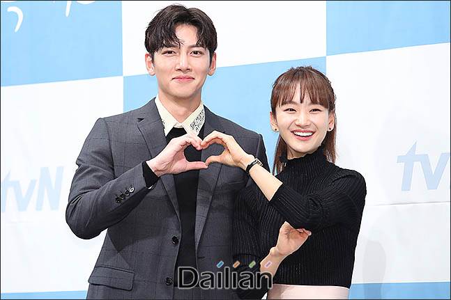 20일 오후 서울 강남구 임피리얼팰리스 호텔에서 열린 tvN 새 토일드라마 '날 녹여주오' 제작발표회에 지창욱, 원진아가 포즈를 취하고 있다. ⓒ데일리안 류영주 기자