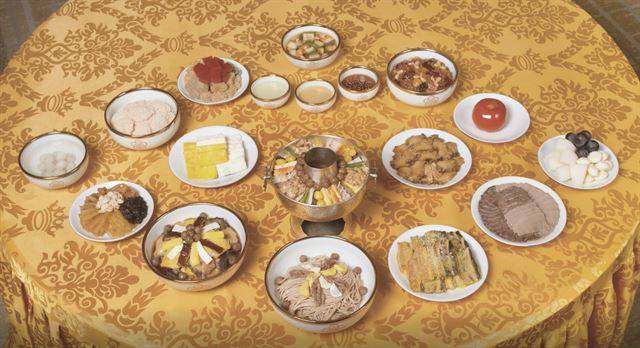 문화재청, 신세계조선호텔이 재현한 고종과 앨리스 루즈벨트의 오찬 식단. 미국 시어도어 루즈벨트 대통령의 딸 앨리스는 1905년 9월 20일 18명의 사절단을 이끌고 대한제국을 방문했다. 문화재청 제공