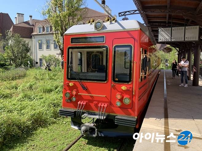 스위스 산악열차 스타일의 옥스 혼 R&D 캠퍼스 트램. 전기로 운영된다