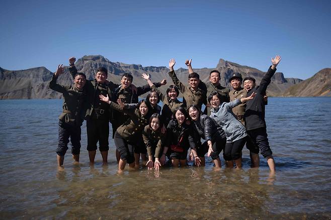 북한 학생들이 백두산 천지에 들어가 기념촬영을 하고 있다. [AFP=연합뉴스]