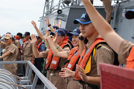 순항훈련에 나서는 해사 4학년 생도가 환송 나온 후배 사관 생도를 향해 손을 흔들고 있다. 박용한 연구위원