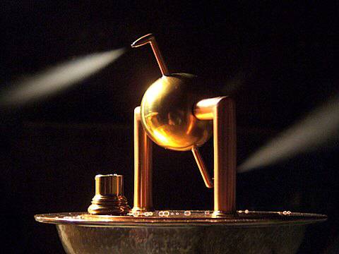 ‘아에올리스의 공’ 복원품에 열을 가하자 금속공 속의 물이 증발하면서 수증기를 ‘ㄱ’자 모양의 관으로 고속 분출해 금속공을 회전시키고 있다. /사진제공=모델엔진인포