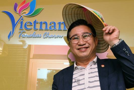리 쓰엉 깐 주한베트남관광청 관광대사가 베트남 전통모자인 ‘농라’를 머리에 쓰는 포즈를 취하고 있다./성형주기자
