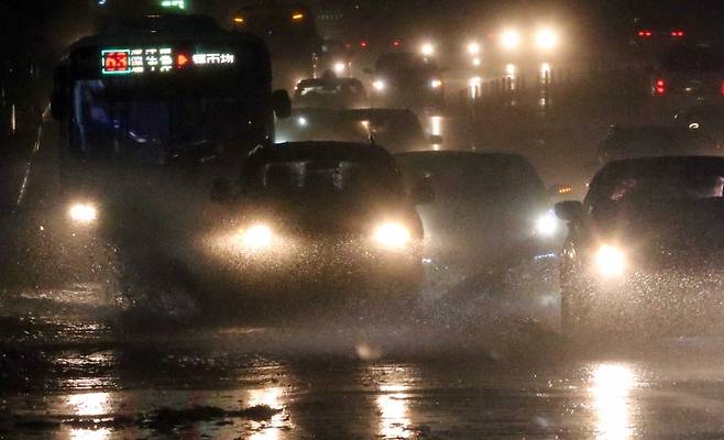 지난 2013년 10월8일 태풍 다나스가 한반도에 닥치면서 태풍 특보가 발효된 부산 해운대구 도로에서 차량들이 물보라를 일으키며 달리고 있다. ⓒ 연합뉴스