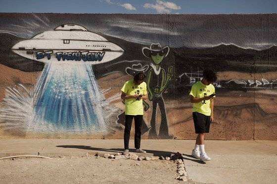 방문객들이 19일(현지시간) 미국 네바다주 히코에서 사진을 찍기위해 멈춰서 있다.[AFP=연합뉴스]