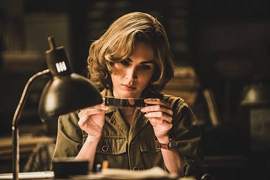 메간 폭스는 '장사리:잊혀진 영웅들'에서 뉴욕 헤럴드 트리뷴 종군기자로 등장한다.ⓒ워너브러더스코리아(주)