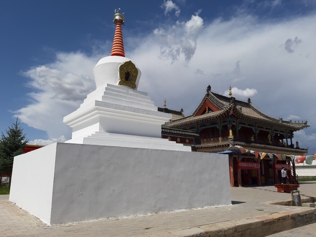 네이멍구 지역의 군사 교통 요지였던 바오터우에 자리한 불교사원 백령묘. 티베트에서 유래한 라마불교 특유의 불탑과 금당건물이 보인다.