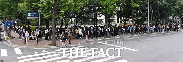 서울 여의도 KBS 신관 공개홀에서 열린 '뮤직뱅크' 리허설. 팬들이 연예인들의 모습을 보기 위해 새벽부터 길게 줄을 서고 있다.