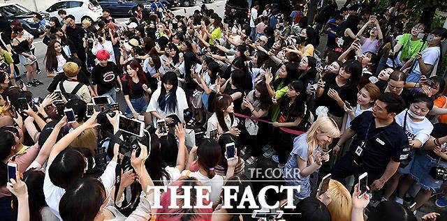 휴대전화를 이용해 아이돌의 모습을 영상으로 찍고 있다.