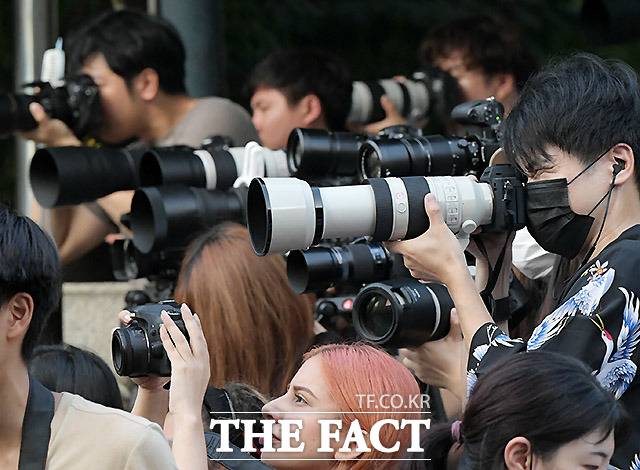 해외에서도 한국 연예인의 모습을 담기 위해 이곳을 찾는다.