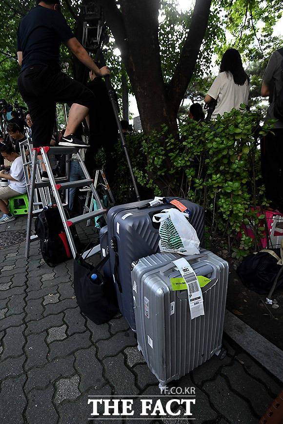 한국에 도착해 캐리어를 들고 바로 이곳으로 온 해외팬도 눈에 띄었다.
