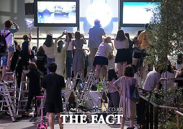 지난달 14일 'MBC 열린라디오' 부스를 찾은 '찍덕'의 모습. 이미 자리는 발디딜 틈이 없다.