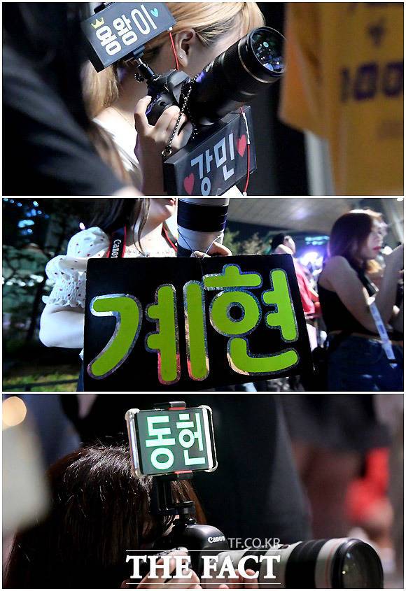 카메라를 거치대 삼아 자신이 좋아하는 연예인을 응원하는 모습.