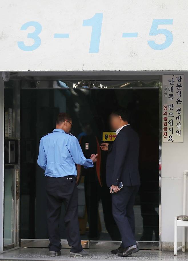 검찰이 23일 서울 서초구 방배동의 조국 법무부장관 집을 압수수색하기 위해 들어가고 있다. 한겨레 자료 사진