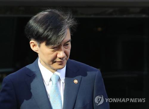 굳은 표정으로 (서울=연합뉴스) 신준희 기자 = 조국 법무부 장관이 23일 오전 서울 서초구 방배동 자택에서 나오고 있다.  hama@yna.co.kr
