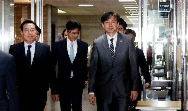 조국 법무부 장관(오른쪽)이 19일 오전 정동영 민주평화당 대표를 예방하려 국회 민주평화당 대표실로 향하고 있다. 김경호 선임기자 jijae@hani.co.kr