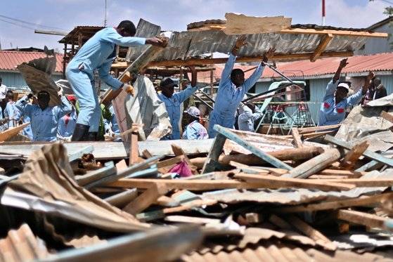 케냐 구조대원들이 23일 나이로비 학교붕괴 사고현장에서 수색작업을 하고 있다.[AP=연합뉴스]