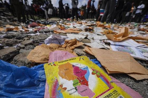 23일 학교건물 붕괴현장에 학생들이 수업하던 자료 등이 바닥에 뒹굴고 있다.[AP=연합뉴스]