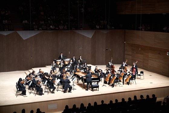 22일 통영국제음악당에서 열린 조성진의 모차르트, 쇼팽 협주곡 무대. [사진 통영국제음악재단]
