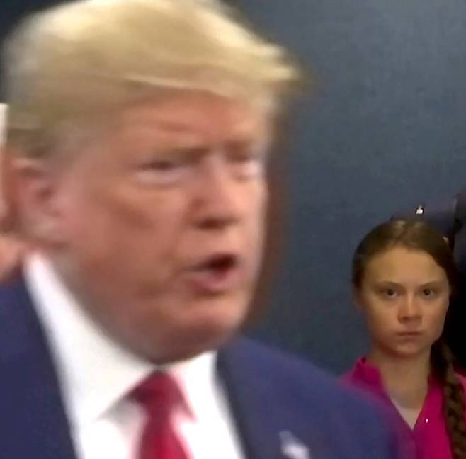 트럼프 바라보는 ‘레이저 눈길’ 스웨덴의 환경운동가 그레타 툰베리(오른쪽)가 23일(현지시간) 유엔본부에서 도널드 트럼프 미국 대통령을 노려보고 있다.   뉴욕 | 로이터연합뉴스