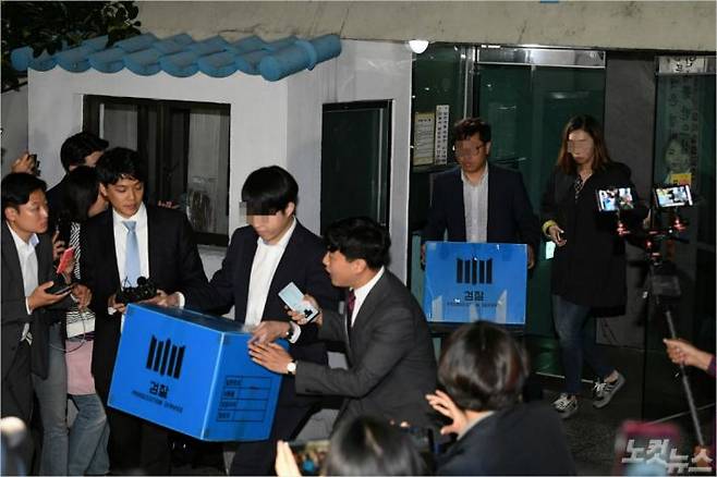 23일 오후 서울 방배동 조국 법무부장관 자택에서 검찰 수사관들이 압수수색 박스를 들고 차량으로 이동하고 있다. (사진=이한형 기자)