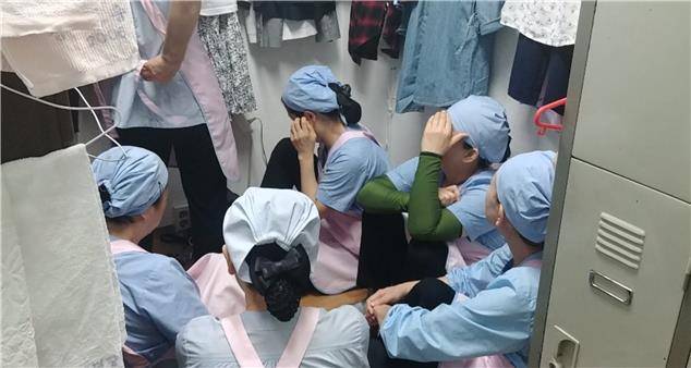 서울대 학생식당과 카페 등에서 일하는 민주노총 전국대학노조 서울대지부 소속 생활협동조합 노동자들이 23일 서울대 관악캠퍼스 행정관 앞에서 기자회견을 열고 임금 인상과 노동 환경 개선을 요구하며 무기한 파업을 선언했다. 노동자들이 에어컨도 없는 3평짜리 휴게실에 모여 앉아 쉬고 있다. 민주노총 제공