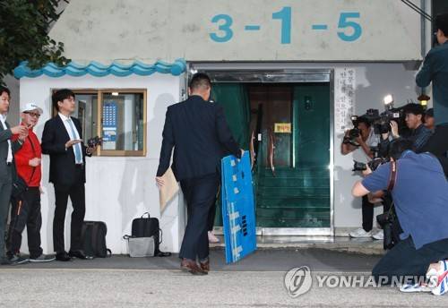 압수수색 박스 들고 조국 법무부 장관 자택 향하는 검찰 (서울=연합뉴스) 한종찬 기자 = 지난 23일 오후 검찰 관계자들이 박스를 들고 서울 서초구 방배동 조국 법무부 장관의 자택으로 향하고 있다. saba@yna.co.kr