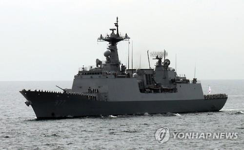 2015년 10월 15일 일본 가나가와(神奈川)현 앞 사가미(相模)만 해상에서 열린 일본 해상자위대 관함식 사전 행사에 한국 해군의 대조영함이 참가하고 있다. [연합뉴스 자료사진]