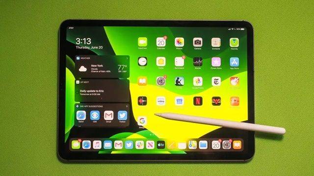 새로운 아이패드OS가 iOS13.1과 함께 출시됐다. 아이패드OS는 위젯을 화면에 고정하는 기능 등 태블릿에 특화한 신 기능들을 추가했다.(사진=씨넷)