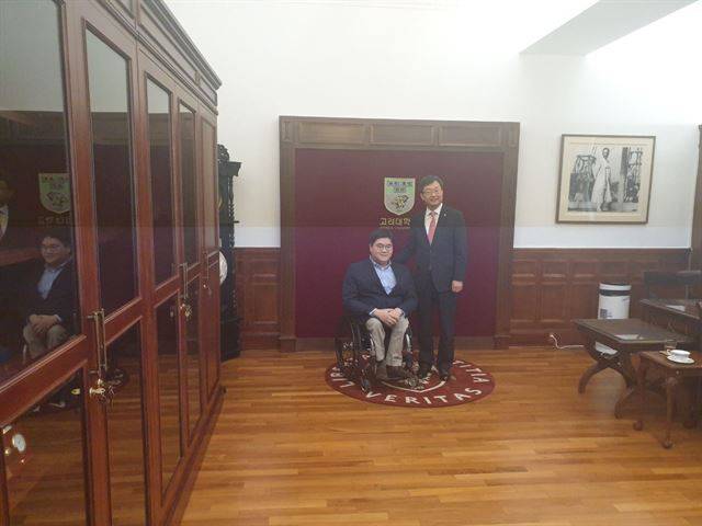 손원익씨가 지난 8월 고려대를 방문해 정진택 총장과 기념 사진을 찍고 있다. 본인 제공