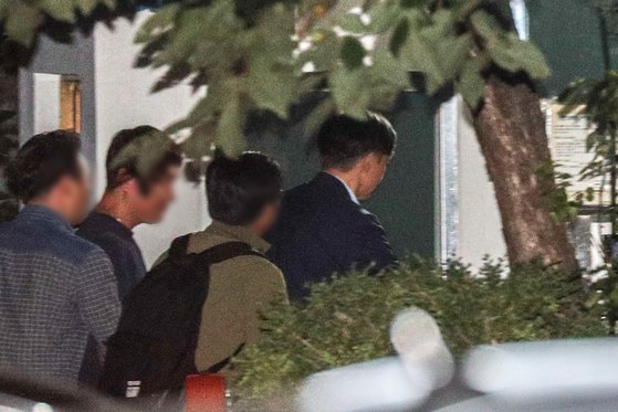 조국 법무부 장관이 24일 오후 서울 서초구 방배동 자택으로 들어서고 있다. [뉴스1]