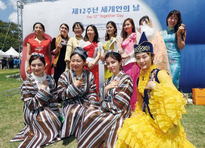 5월20일 서울 서초구에서 열린 법무부 세계인의 날 행사에서 참가자들이 각국의 전통의상을 입고 사진촬영을 하고 있다. ⓒ 연합뉴스