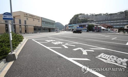 2019년 8월 4일 쓰시마시 히타카쓰항 국제터미널의 버스 주차장이 한산한 모습을 보이고 있다. [연합뉴스 자료사진]