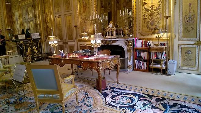 엘리제 궁 안에 있는 대통령 책상 © 김채인 통신원 제공