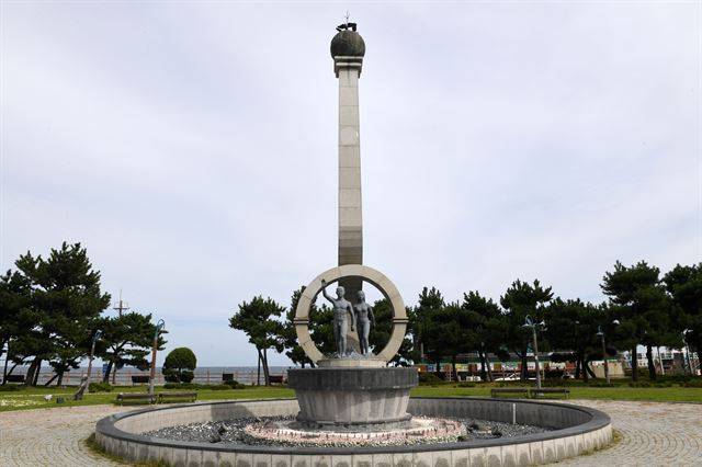[속초 고성세계잼버리대회 기념 조형물] 19일 강원 속초 해맞이 공원에 설치된 세계잼버리대회 기념 조형물에서 조형물에 관한 설명을 찾아볼 수 없었다.