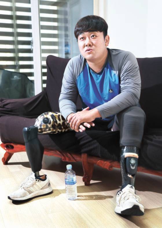 하재헌 중사가 하남 미사리 조정 대표선수 숙소에서 중앙일보와 인터뷰를 하고 있다. 하 전 중사는 2015년 북한의 지뢰 도발로 두다리를 잃고 전역했다. 최승식 기자