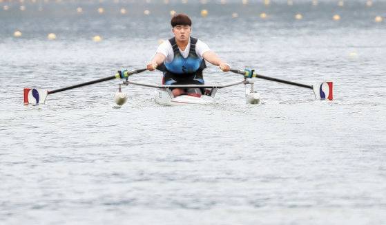 하 중사가 21일 열린 장애인 조정 대회에 출전해 경기 중인 장면. [뉴스1]