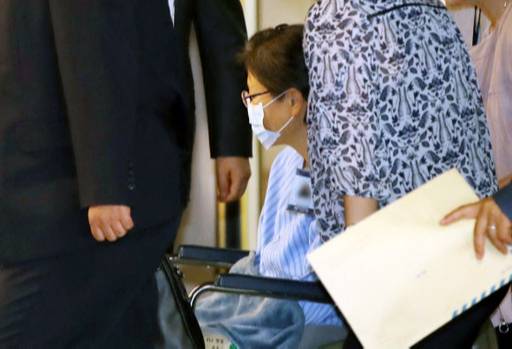 국정농단 사건으로 2년 5개월째 구속 수감 중인 박근혜 전 대통령이 지난 16일 어깨 부위 수술을 받기 위해 서울성모병원으로 들어서고 있다. 연합뉴스