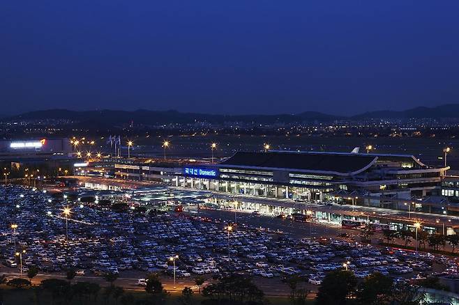 김포공항은 오후 11시부터 다음날 오전 6시까지 항공기 이착륙이 금지돼 있다. [중앙포토]