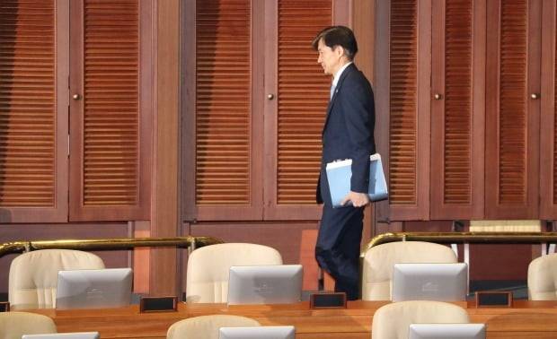 무거운 표정으로 본회의장 나가는 조국 법무부 장관 (사진=연합뉴스)