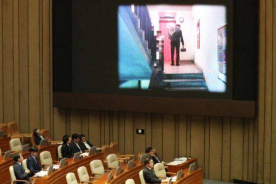 26일 국회 본회의장에 SNS에서 화제가 된 조국 장관 사진이 띄워져 있다. 연합뉴스