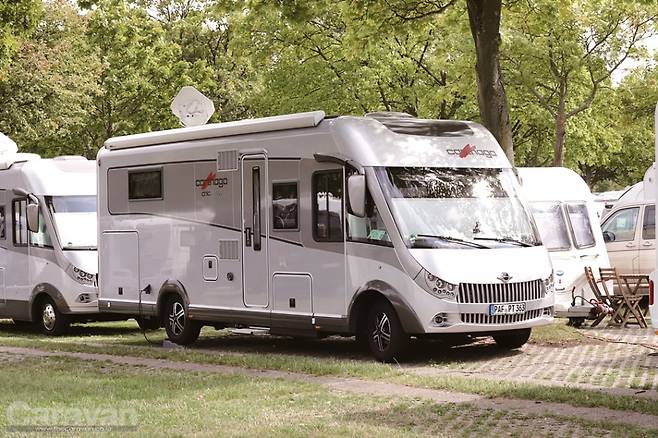 엔진과 섀시를 공급 받아 전체 외형을 제작한 모터홈