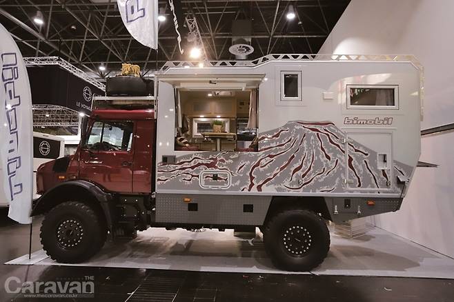 벤츠 유니목 베이스의 오프로드 모터홈