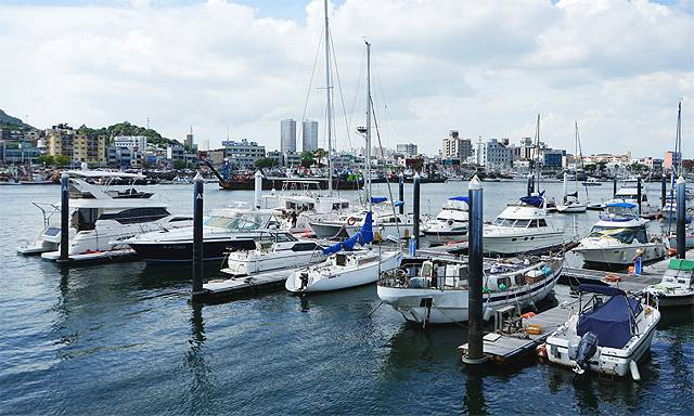 ‘목포는 항구다.’ 목포항에는 크고 작은 어선들이 모여 장관을 이룬다. 항구 끝부분에는 2009년 준공된 목포요트마리나가 있다. 요트 체험도 할 수 있다.